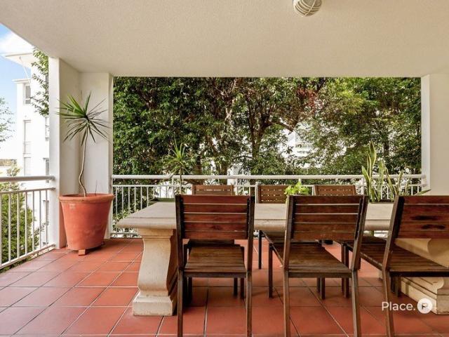 Private Corner Apartment with Leafy Easterly Outlook