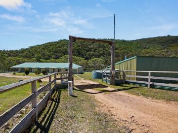Private Country Paradise Bordering National Park with Creek & Studio