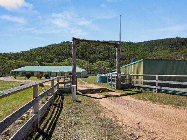 Private Country Paradise Bordering National Park with Creek & Studio
