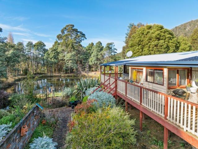 Private Country Retreat with Stunning Dam Views on 1.5 Acres