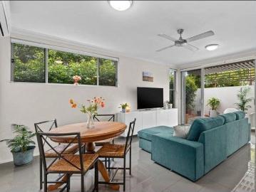 Private Courtyard Apartment in a Prime Hawthorne Location