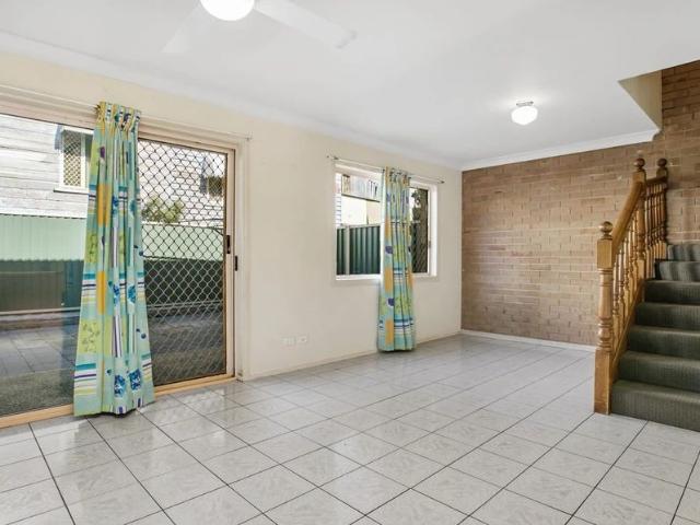 Private Courtyard GREAT Location Built ins