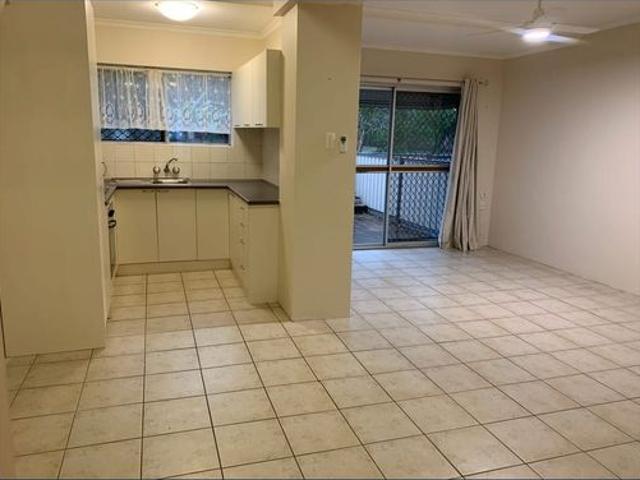 Private Courtyard Living in a Convenient Everton Park Location