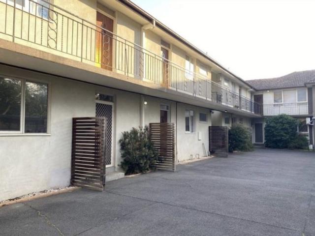 Private Courtyard Living in a Convenient Glen Iris Location