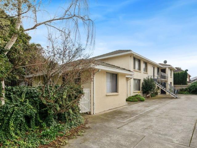 Private Courtyard Living in a Prime North Essendon Location