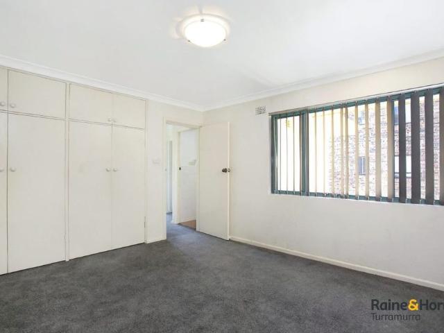 Private & Cozy 2 bedroom apartment in small complex with leafy outlook from every window