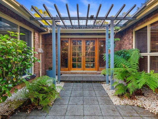 Private Double Brick Country Retreat with Arena, Studio & Mountain Views