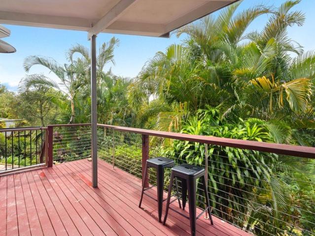 PRIVATE & ELEVATED RESIDENCE WITH BREATHTAKING VIEWS SET ON A LARGE 956M2 BLOCK!