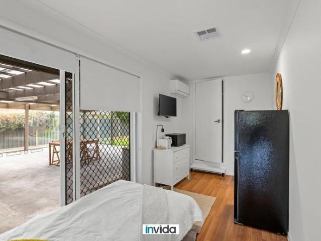 PRIVATE ENSUITE ROOM WITH KITCHENETTE MOVE IN READY! HASSLE FREE LIVING UTILITIES & INTERNET INCLUDED IN RENT!