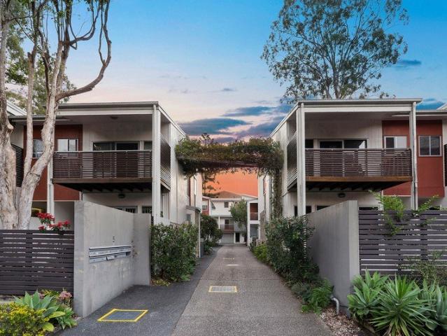 Private family townhouse a stroll to elite schools