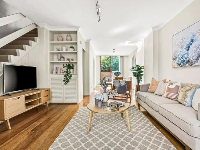 PRIVATE FAMILY TOWNHOUSE WITH DIRECT STREET ACCESS