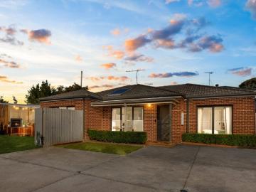 Private family entertainer in a prime Newcomb pocket