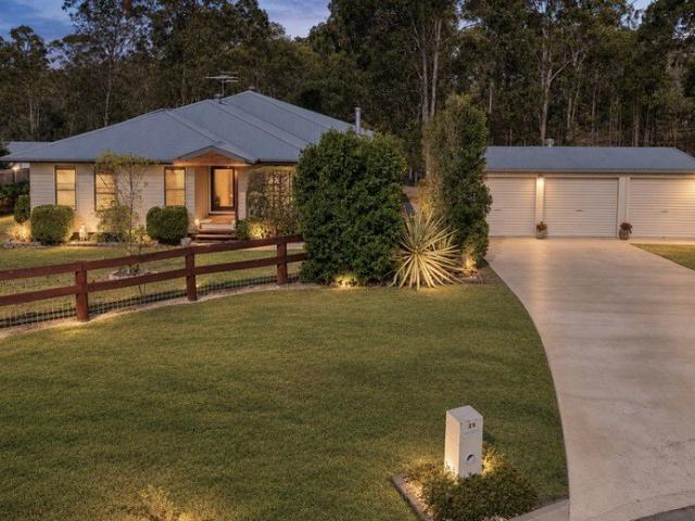 Private Family Lifestyle Living with a Huge Triple Bay Shed