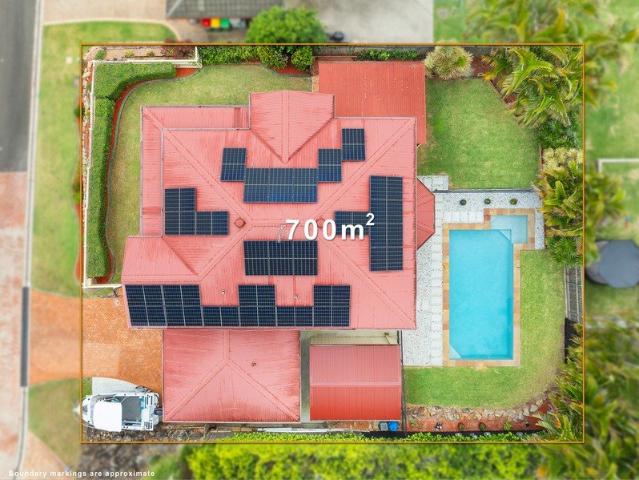PRIVATE FAMILY LIVING WITH POOL, WRAPAROUND BALCONY IN CENTRAL CLEVELAND CUL DE SAC!