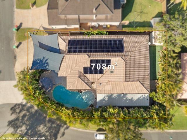 PRIVATE FAMILY OASIS WITH HEATED POOL ON A 708M² CORNER BLOCK