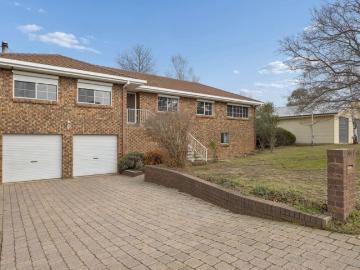 Private Family Retreat Backing Onto Native Bushland
