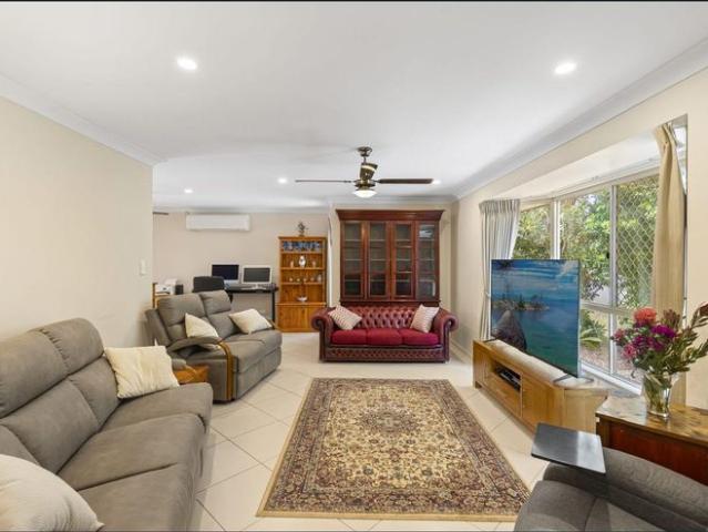 PRIVATE FAMILY RETREAT IN THE HEART OF ROBINA WOODS