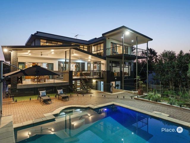 Private Family Sanctuary Backing onto Pristine Bushland