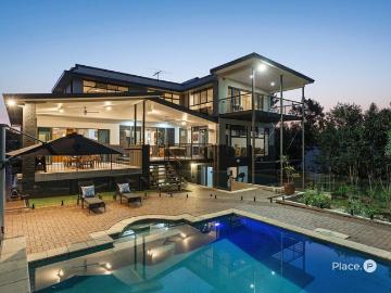 Private Family Sanctuary Backing onto Pristine Bushland