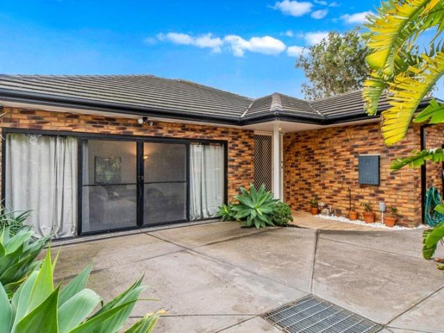 LARGE FAMILY HOME, 4 BEDS + STUDIO, PRIVATE GATED DRIVEWAY, NO B/CORP. NEEDS TO BE VIEWED. PRIVATE INSPECTION STRICTLY BY APPOINTMENT! CONTACT AGENT!