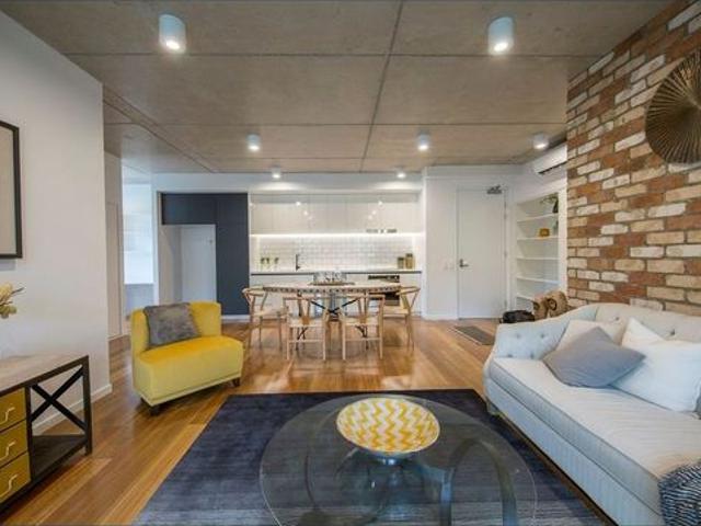 Private Garden View Spacious 2 Bed 2 Bath 2 Car + Study