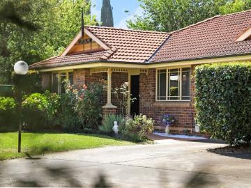 Private Garden Villa just a short walk to Bowral