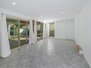 Private Garden Flat – Walk to Beach & Shops