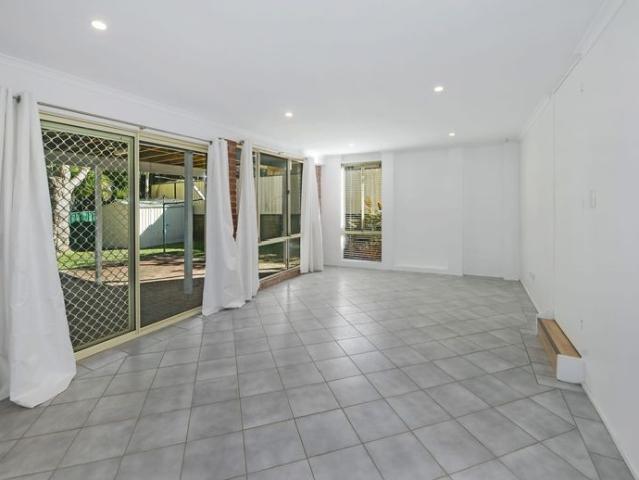 Private Garden Flat – Walk to Beach & Shops
