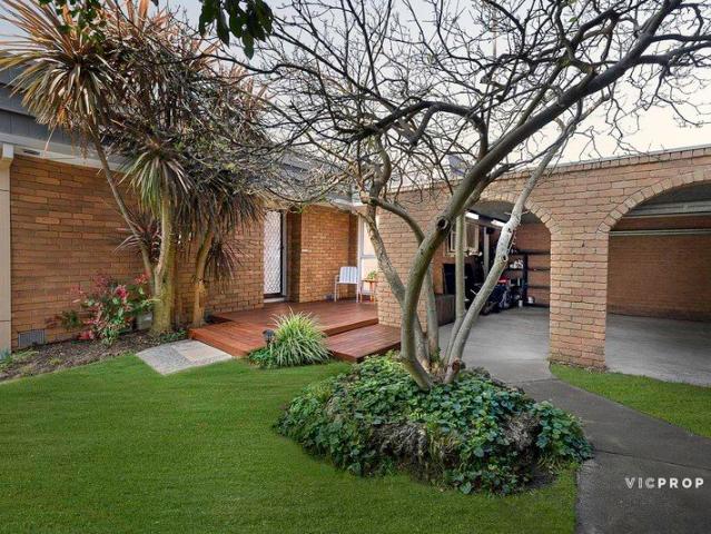 Private Garden Living in a Prestigious Kew Setting