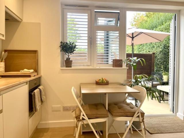 Private Garden Suite / Self Contained Studio Space with Kitchenette/ En Suite & Courtyard