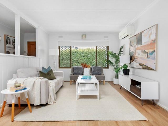 Private Glen Iris Retreat with Expansive Garden Surrounds