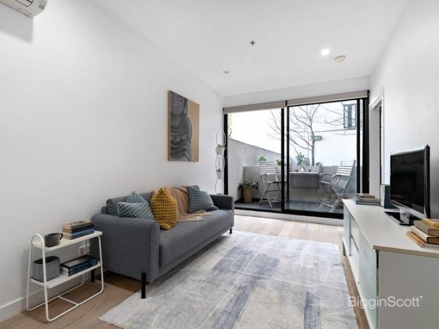 PRIVATE GROUND FLOOR LIVING IN THE HEART OF RICHMOND