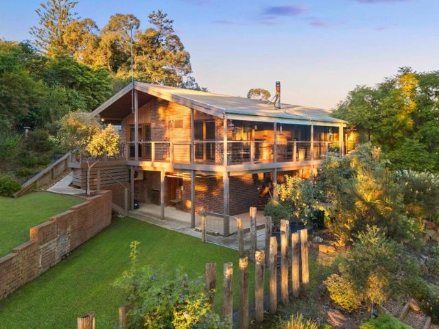 Private Hillside Living with Sweeping Views on 1,729m²