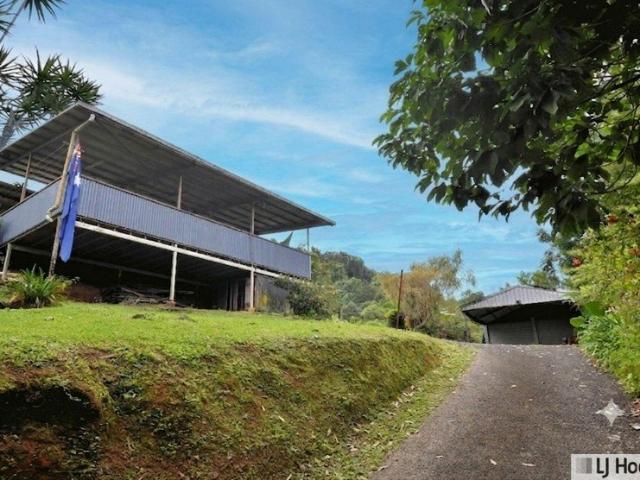 Private Hillside Retreat Just Minutes from Tully!