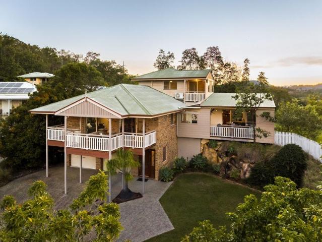 Private Hillside Sanctuary Backing Bushland Reserve