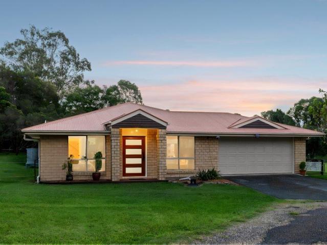 Private Hinterland Acreage Space, Convenience & Lifestyle in One