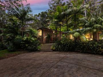 Private House Set on 2.5 Acres in Arakoon!