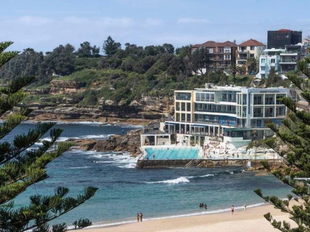 PRIVATE LUXURY DESIGNER BEACHSIDE RESIDENCE – FULLY FURNISHED!