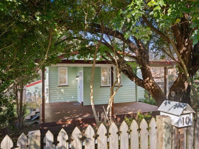 Private Leafy Oasis in the Heart of Brassall Cute, Cozy & Move In Ready