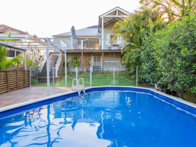 PRIVATE LEAFY RETREAT WITH POOL, DECK & MODERN COMFORTS