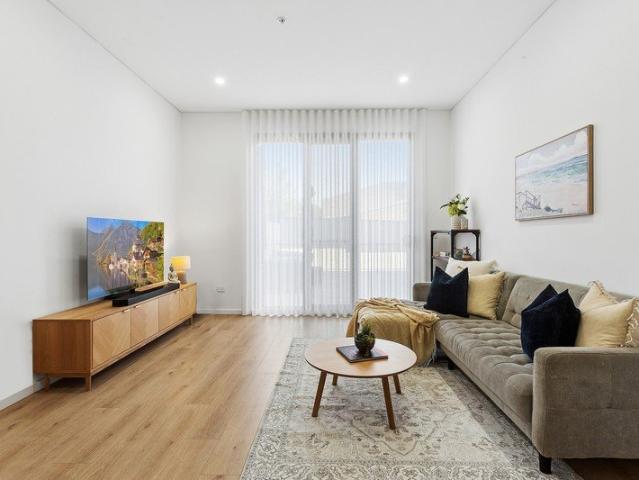 Private Light Filled North Facing Apartment with Enormous Courtyard