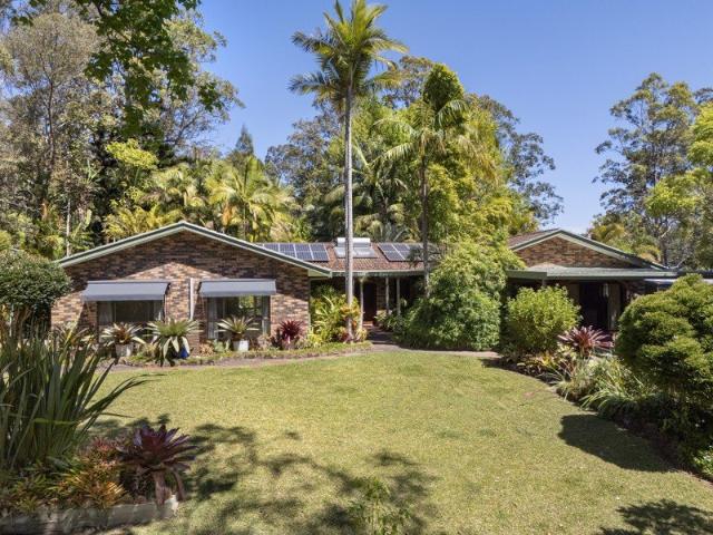 PRIVATE LIFESTYLE HAVEN WITH SUBDIVISION POTENTIAL. !