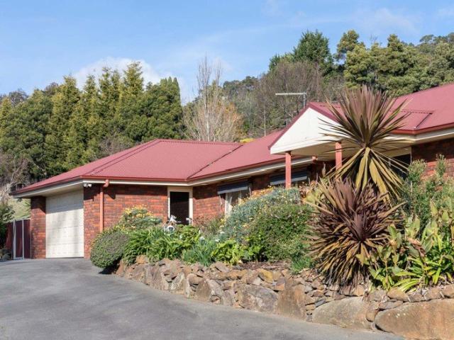 Private location on over 1ha, sun filled interiors, established outdoor spaces and large workshop