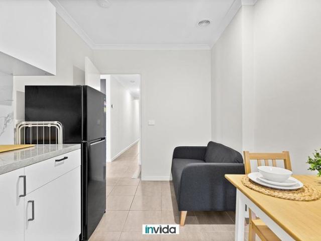 PRIVATE, LOCKABLE, FURNISHED ROOM WITH SITTING AREA, KITCHENETTE & ENSUITE BILLS, INTERNET INCLUDED IN RENT! WERRIBEE SHARED HOUSE