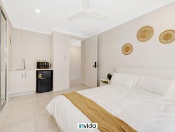PRIVATE, LOCKABLE ROOM WITH ACCESSIBLE BATHROOM IN MODERN CONDON SHARED HOUSE UTILITIES AND WI FI INCLUDED IN RENT ! MULTIPLE ROOMS AVAILABLE !