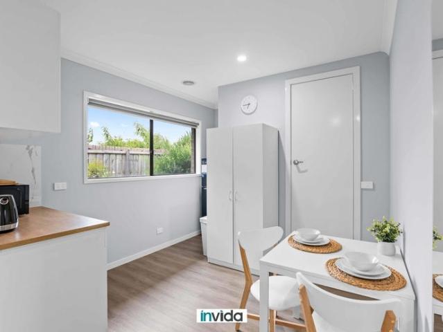 PRIVATE, LOCKABLE ROOM WITH BATHROOM & KITCHENETTE UTILITIES INCLUDED COUPLES OASIS ! MULTIPLE ROOMS AVAILABLE !
