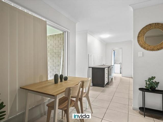 PRIVATE, LOCKABLE ROOM WITH ENSUITE AND KITCHENETTE WI FI & UTILITIES INCLUDED IN RENT! LAST ROOM IN A MODERN SHARED HOUSE!