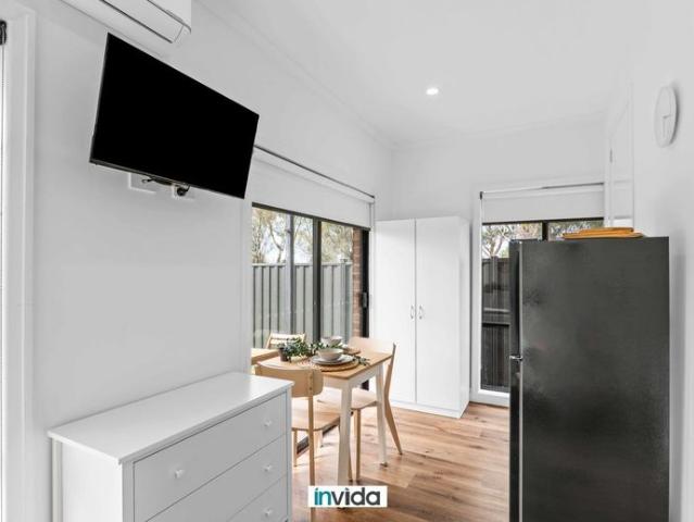 PRIVATE, LOCKABLE ROOM WITH ENSUITE, KITCHENETTE & OUTDOOR ASPECT I COUPLES WELCOME
