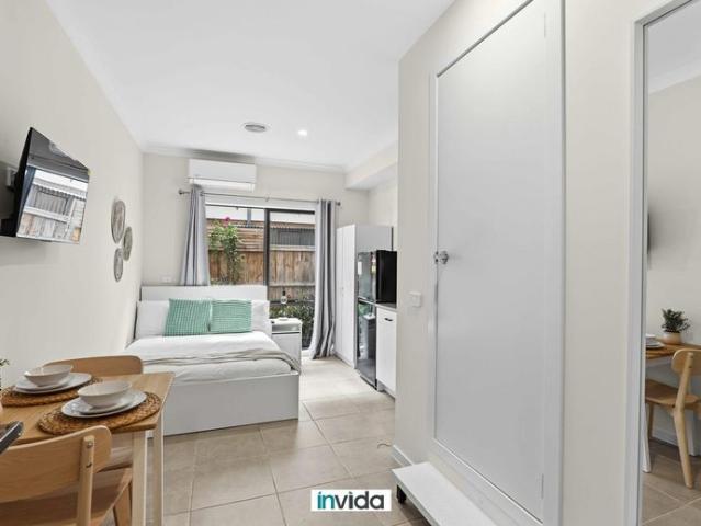 PRIVATE, LOCKABLE ROOM WITH OWN BATHROM & KITCHENETTE UTILITIES AND WI FI INCLUDED ! APPLY NOW!