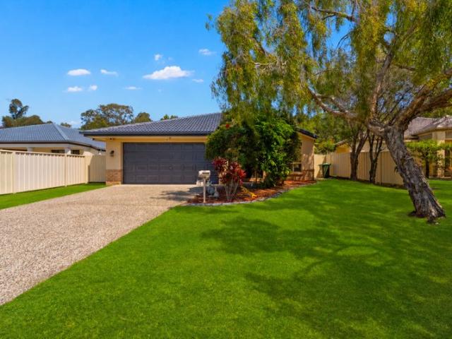 PRIVATE, LOW MAINTENANCE LIVING WITH NO REAR NEIGHBOUR!